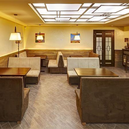 לבוב Three Crowns Hotel מראה חיצוני תמונה