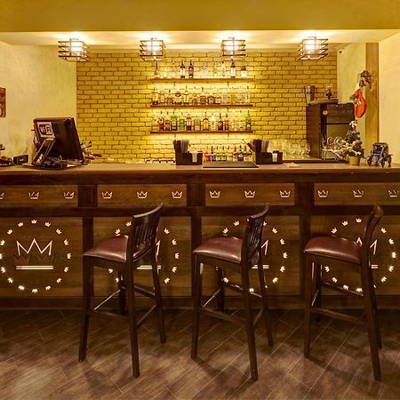 לבוב Three Crowns Hotel מראה חיצוני תמונה