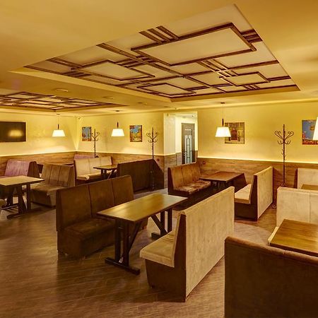 לבוב Three Crowns Hotel מראה חיצוני תמונה