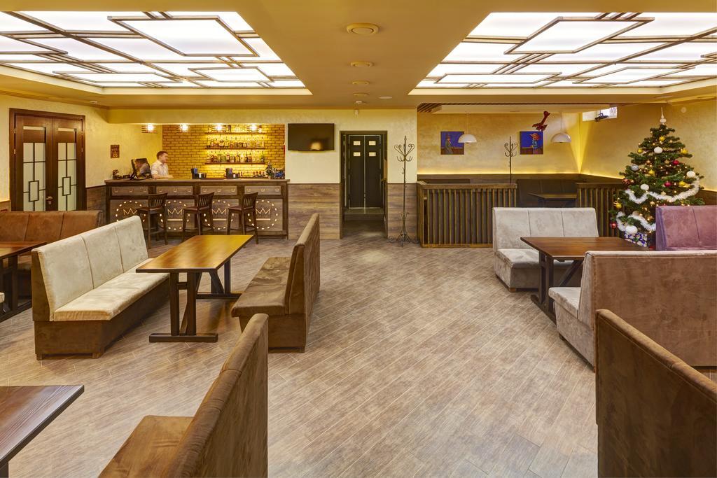 לבוב Three Crowns Hotel מראה חיצוני תמונה