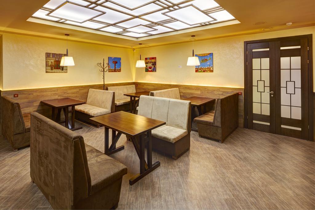 לבוב Three Crowns Hotel מראה חיצוני תמונה