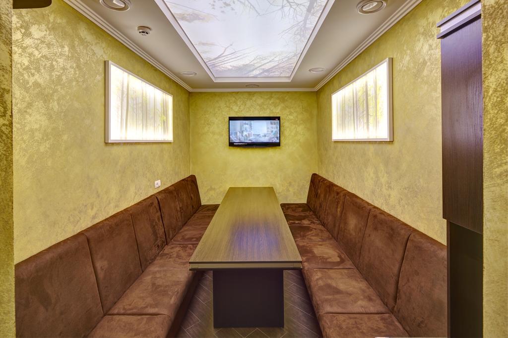 לבוב Three Crowns Hotel מראה חיצוני תמונה