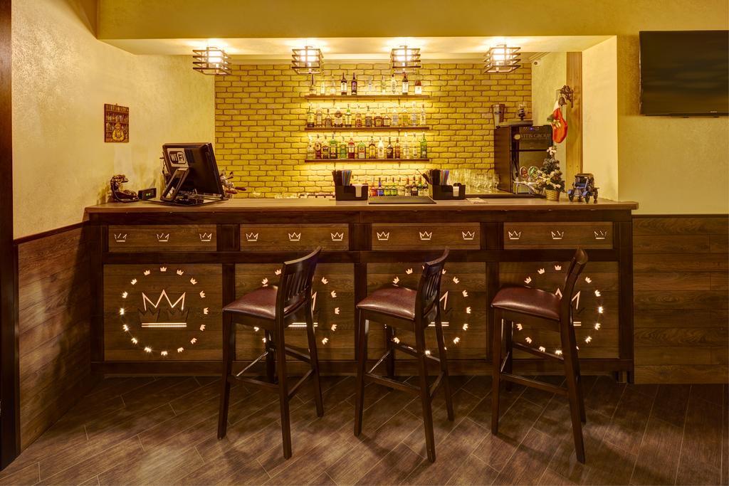 לבוב Three Crowns Hotel מראה חיצוני תמונה