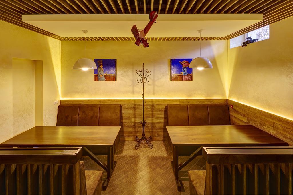 לבוב Three Crowns Hotel מראה חיצוני תמונה