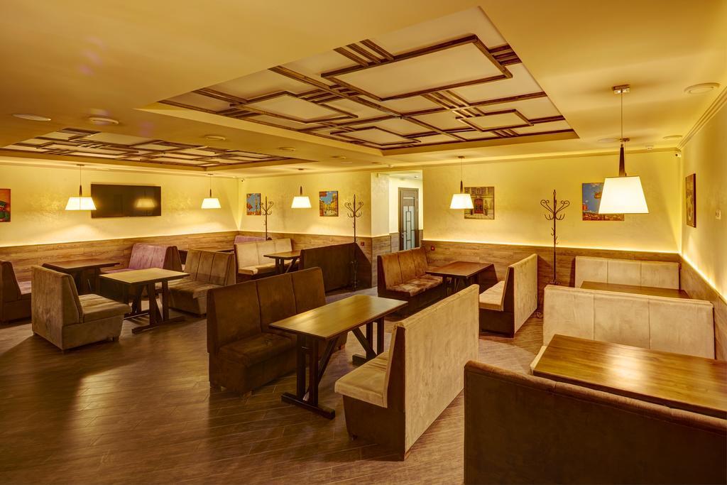 לבוב Three Crowns Hotel מראה חיצוני תמונה