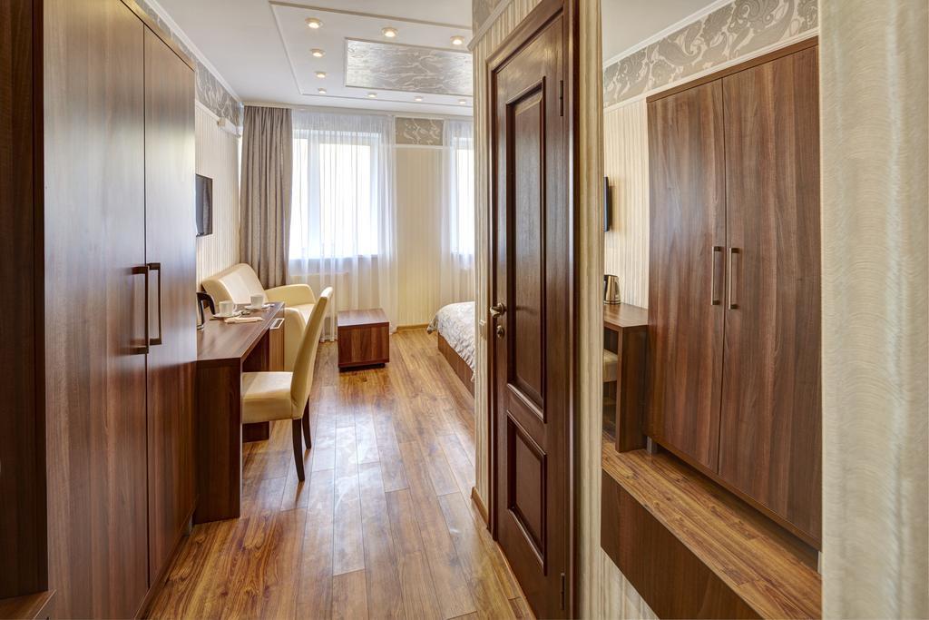 לבוב Three Crowns Hotel חדר תמונה