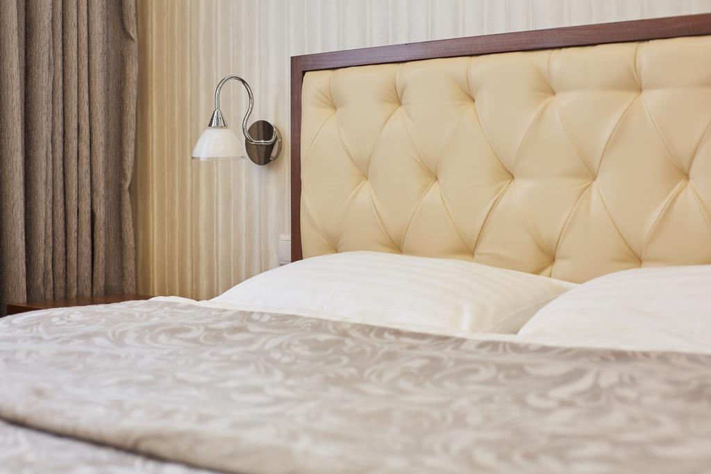 לבוב Three Crowns Hotel חדר תמונה